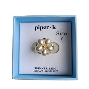 Piper K Pearlescent Flower Spinner Ring